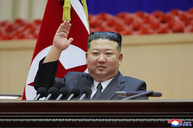 김정은 북한 국무위원장이 지난 22~23일 평양에서 열린 조선인민군 제3차 중대장대회를 주재하고 연설하고 있다. 조선중앙통신은 24일 김 위원장의 행사 참석 사실을 보도했다. 연합뉴스