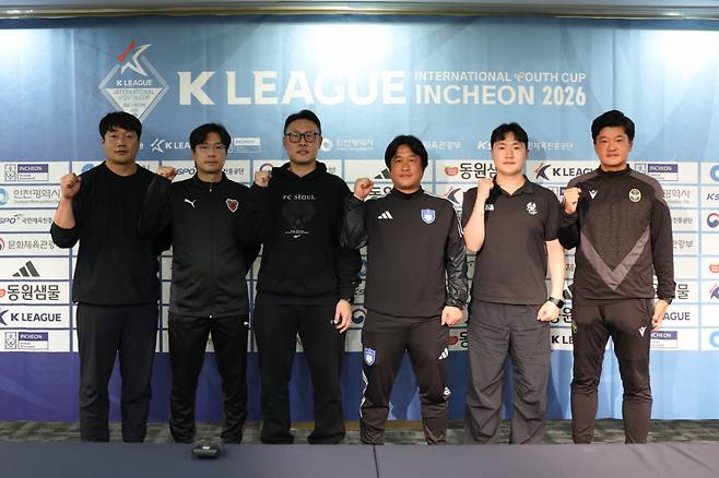 23일 인천 제물포구 하버파크호텔에서 진행된 K리그 인터내셔널 유스컵 인천 2026 기자회견에 참석한 국내팀 지도자들. 왼쪽부터 김성철 인천남고 감독, 임경훈 포항 스틸러스 U18팀 감독, 윤시호 FC서울 U18팀 감독, 이승현 울산 U18팀 감독, 박요한 광주FC U18팀 감독, 이성규 인천 U18팀 감독. /사진=한국프로축구연맹 제공
