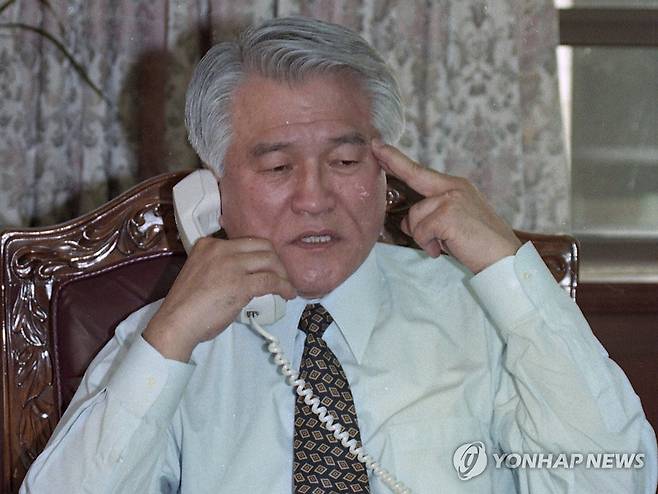 최형우 전 내무부 장관 별세 (서울=연합뉴스) 최형우 전 내무부 장관이 24일 오전 3시30분 중앙보훈병원에서 세상을 떠났다. 향년 91세. 사진은 1993년 민주자유당 사무총장 시절의 고인. 2026.10.24 [연합뉴스 자료사진] photo@yna.co.kr