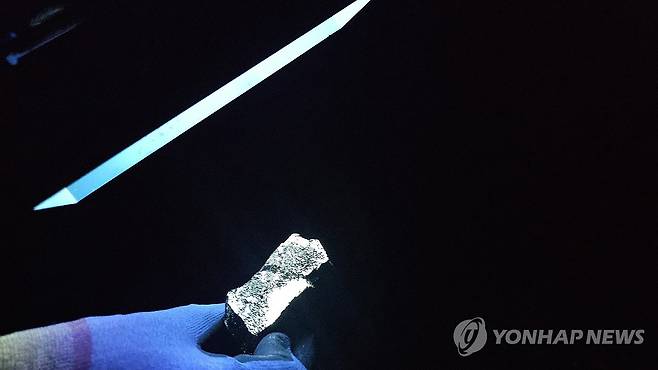 자외선에 빛나는 '푸른 보석' 회중석 (영월=연합뉴스) 이재현 기자 = 미·중의 전략광물 확보 경쟁 속에 글로벌 핵심광물 공급망의 거점으로 주목받는 강원 영월 상동광산. 갱도 막장에서 발파로 드러난 텅스텐 함유 광물인 회중석이 자외선램프를 비추자 푸른빛을 발하고 있다. 2026.10.24 jlee@yna.co.kr