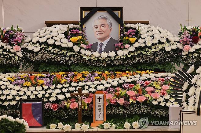 최형우 전 내무부 장관 빈소에 놓인 영정 (서울=연합뉴스) 서대연 기자 = 24일 서울 강남구 삼성서울병원 장례식장에 마련된 최형우 전 내무부 장관의 빈소에 영정이 놓여있다.
    고인은 1970∼1980년대 민주화 투쟁 과정에서  김영삼 전 대통령과 고락을 함께했으며 불도저식 추진력으로 문민 정부 초기의 개혁 정책에 기여했다. 김동영 전 정무1장관과 함께 '좌(左)동영 우(右)형우'로 불릴 정도로 상도동계의 핵심 인사로 통했다. 2026.10.24 dwise@yna.co.kr