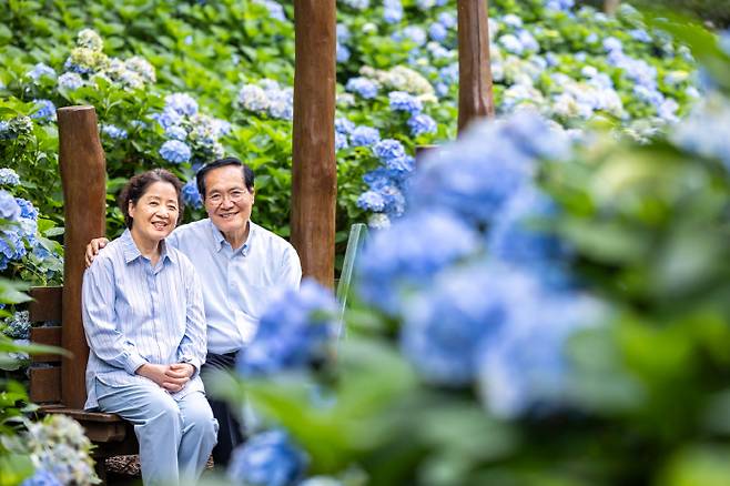 선친의 뜻을 이어 60여 년에 걸쳐 윤제림을 가꿔오고 있는 정은조 영농법인 윤제림 회장(오른쪽)과 그의 아내 최성림 성림정원 원장. /윤제림 제공