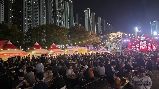 ▲ 23일 '2026 대구 떡볶이 페스티벌' 첫날부터 행사장을 찾은 인파가 행사장을 가득 메웠다. 김민규 기자