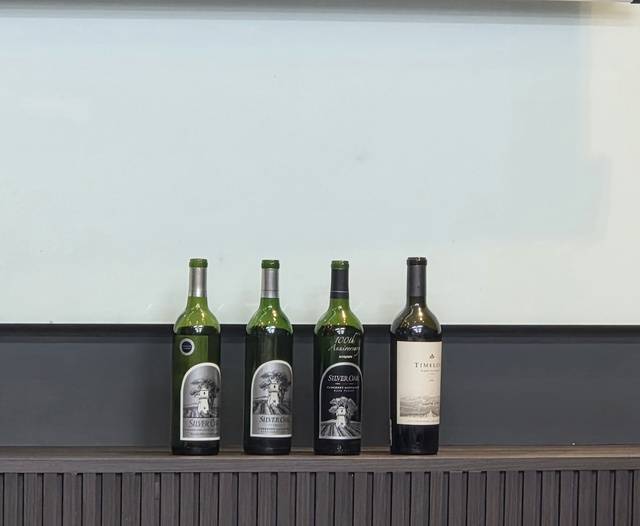왼쪽부터 차례대로 알렉산더 밸리 카베르네 소비뇽 2012년산과 2022년산, 나파 밸리 카베르네 소비뇽 2019년산, 타임리스 나파 밸리 2019년산. (신단아 기자)