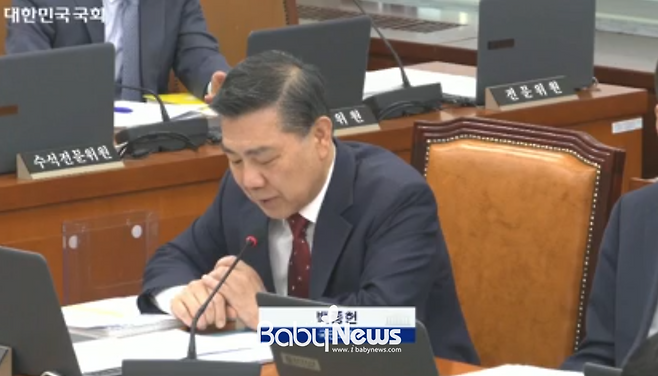 국회 보건복지위원회 야당 간사인 백종헌 국민의힘 국회의원이 의사진행발언을 통해 인구보건복지협회의 국회 출입증 위조 사건에 대해 김경선 협회장의 사퇴를 촉구하고 있다. ⓒ국회