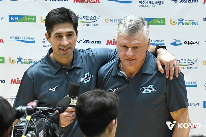 대한항공 하파엘 코치와 헤난 감독. 제공 | 한국배구연맹