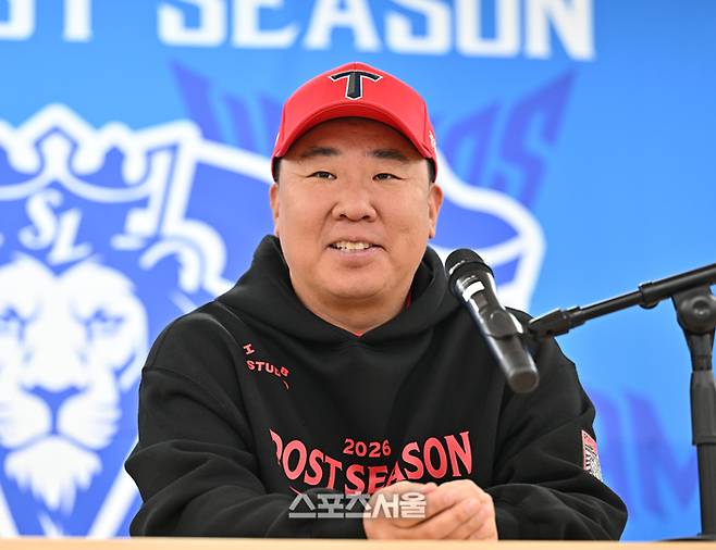 KIA 이범호 감독이 25일 대구 삼성라이온즈파크에서 예정된 삼성과의 2026 KBO 포스트시즌 플레이오프 1차전 취소 후 기자들의 질문에 답하고 있다. 대구 | 최승섭기자 thunder@sportsseoul.com