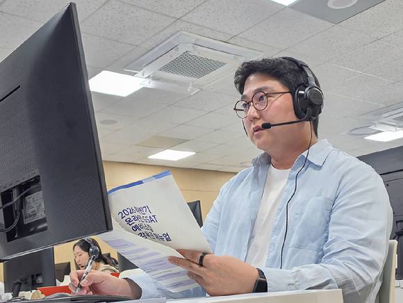삼성전자 감독관이 삼성직무적성검사(GSAT) 응시자를 대상으로 예비 소집을 진행하고 있다. [사진=삼성]