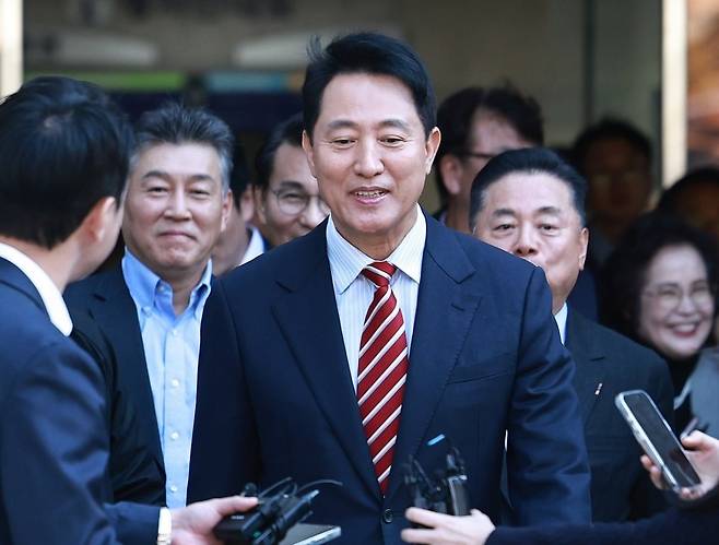 오세훈 서울시장이 23일 서울 서초구 서울고등법원에서 열린 '명태균 여론조사 대납 의혹 사건' 항소심 선고 공판에서 무죄 판결을 받고 법원을 나서고 있다. 사진=뉴스1