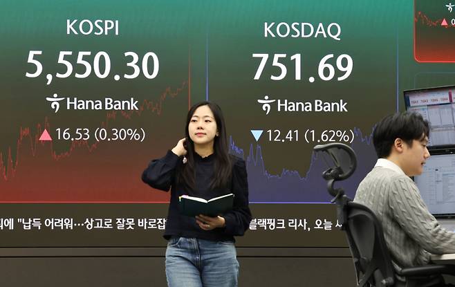(서울=뉴스1) 이종수 기자 = 23일 오후 서울 중구 하나은행 딜링룸 전광판에 코스피 지수 등 시황이 표시되고 있다. 이날 코스피는 전일 종가와 비교해 16.53포인트(p)(0.30%) 상승한 5550.30로 거래를 마쳤다. 2026.10.23/뉴스1 Copyright (C) 뉴스1. All rights reserved. 무단 전재 및 재배포, AI학습 이용 금지. /사진=(서울=뉴스1) 이종수 기자