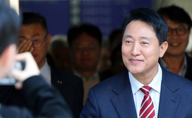 오세훈 서울시장이 23일 서울 서초구 서울고법에서 열린 ‘명태균 여론조사 대납 의혹 사건’ 항소심 선고공판에서 무죄를 선고 받고 법원을 나서고 있다. 뉴시스