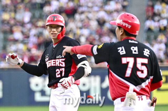 2026년 10월 4일 오후 서울 잠실구장에서 열린 '2026 신한 SOL KBO리그' KIA 타이거즈와 LG 트윈스의 경기. KIA 김호령이 9회초 무사 1루서 안타를 친 뒤 기뻐하고 있다./마이데일리