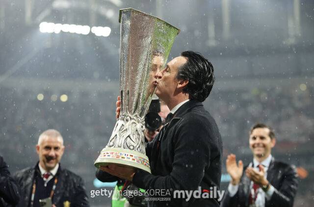 우나이 에메리 애스턴 빌라 감독이 2025-26시즌 유럽축구연맹(UEFA) 유로파리그(UEL) 우승을 차지한 뒤 트로피에 키스하고 있다./게티이미지코리아