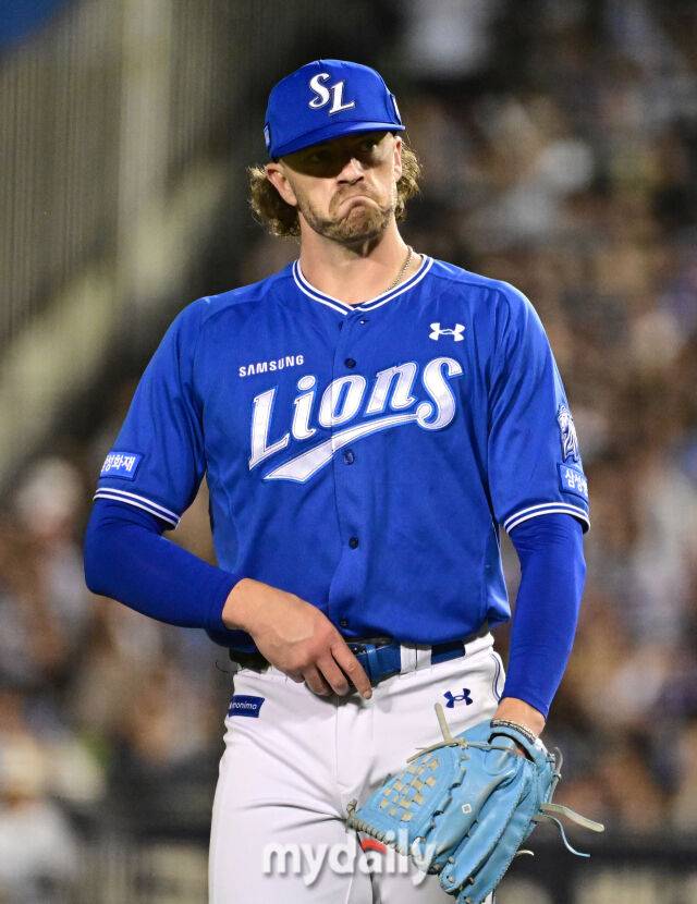 2026년 9월 16일 오후 서울 잠실구장에서 열린 '2026 신한 SOL KBO리그' 삼성 라이온즈와 두산 베어스의 경기. 삼성 선발투수 페덱이 6회말 2사 후 두산 세베리노에게 2루타를 맞은 뒤 당황하고 있다./마이데일리