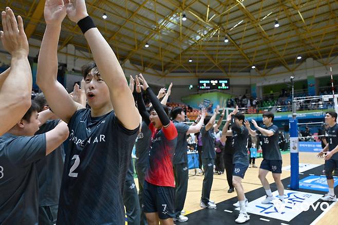 [서울=뉴시스] 남자 프로배구 대한항공 선수들이 25일 전남광주 여수 진남체육관에서 열린 2026 여수 NH농협컵 프로배구대회 결승 현대캐피탈과의 경기에서 승리하며 대회 우승을 확정지은 뒤 기뻐하고 있다. (사진=KOVO 제공) 2026.10.25. *재판매 및 DB 금지