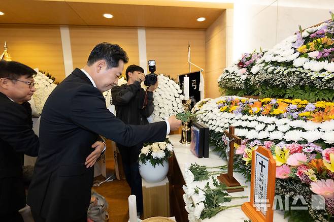 [서울=뉴시스] 황준선 기자 = 장동혁 국민의힘 대표가 25일 오후 서울 강남구 삼성서울병원 장례식장에 마련된 최형우 전 내무부 장관의 빈소를 찾아 헌화하고 있다. 2026.10.25. hwang@newsis.com