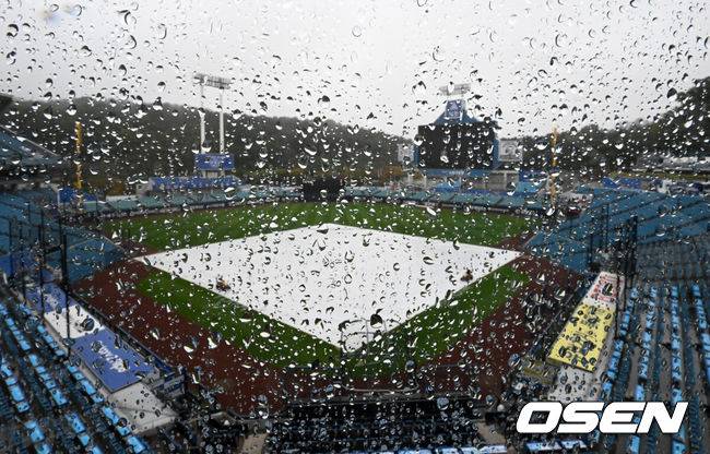 [OSEN=대구, 이대선 기자] 25일 대구 삼성라이온즈파크에서 ‘2026 신한 SOL KBO 플레이오프’&nbsp;1차전 삼성 라이온즈와 KIA 타이거즈의 경기가 열린다. 삼성은 크리스 페덱, KIA는 제임스 네일을 선발로 내세웠다.삼성라이온즈파크에 비가 내리는 가운데 그라운드에 방수포가 덮여있다. 2026.10.25 /sunday@osen.co.kr