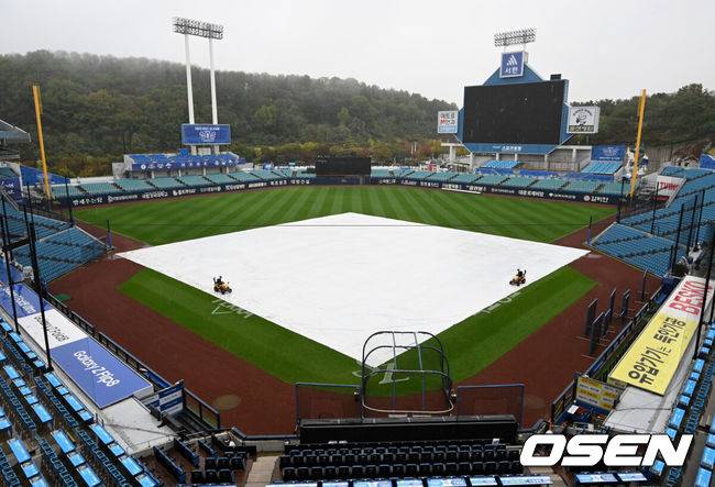 [OSEN=대구, 이대선 기자] 25일 대구 삼성라이온즈파크에서 ‘2026 신한 SOL KBO 플레이오프’&nbsp;1차전 삼성 라이온즈와 KIA 타이거즈의 경기가 열린다. 삼성은 크리스 페덱, KIA는 제임스 네일을 선발로 내세웠다.삼성라이온즈파크에 비가 내리는 가운데 그라운드에 방수포가 덮여있다. 2026.10.25 /sunday@osen.co.kr