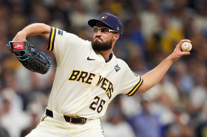 밀워키 아론 애쉬비가 25일(한국시간) 아메리칸 패밀리필드서 열린 탬파베이와 2026 MLB WS 2차전서 8회초 힘차게 공을 던지고 있다. 애쉬비가 1.2이닝 무실점 역투를 한 밀워키가 탬파베이를 5-4로 꺾고 1차전에 이어 2차전까지 가져갔다. 밀워키｜AP뉴시스