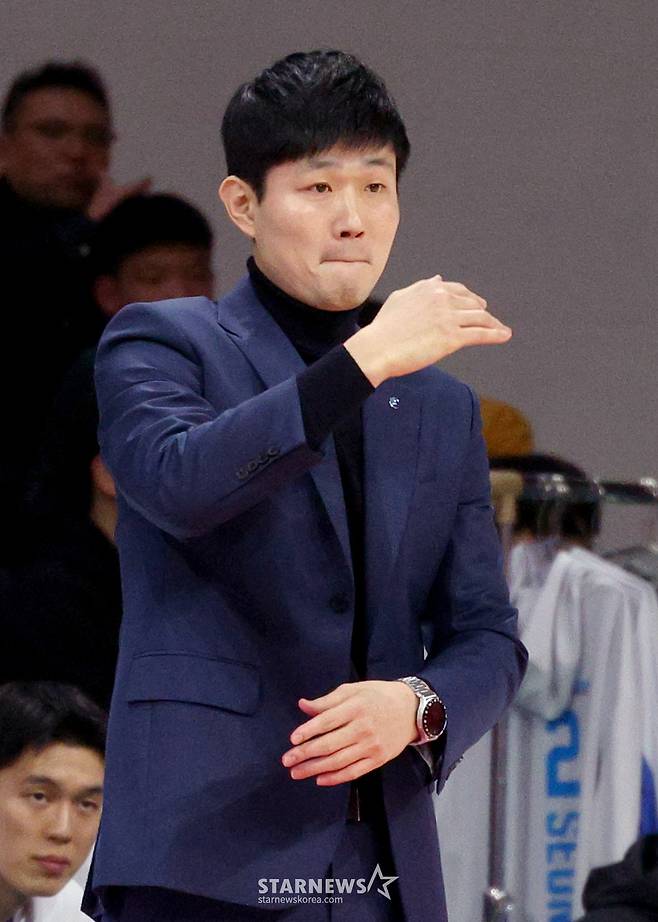 2025-2026 LG전자 프로농구 안양 정관장 대 대구 한국가스공사 경기가 14일 경기도 안양 정관장아레나에서 열렸다.  한국가스공사 강혁 감독이 작전 지시를 하고 있다.. /사진=김진경 kim.jinkyung@