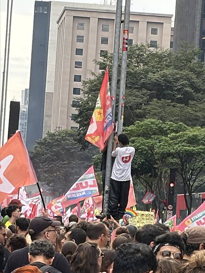 상파울루 룰라 지지 유세 (상파울루=연합뉴스) 송광호 특파원 = 24일(현지시간) 대선을 하루 앞둔 상파울루 파울리스타 거리. 룰라 지지자들이 모여있다. 2026.10.25 buff27@yna.co.kr