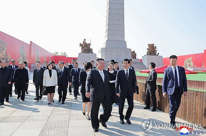 김정은, 중국방문 (평양 조선중앙통신=연합뉴스) 김정은 북한 국무위원장이 지난 24일 중국의 6·25전쟁 참전 기념일을 앞두고 랴오닝성 단둥을 방문해 북중 간 혈맹관계를 재확인하고 친선 계승 의지를 밝혔다고 조선중앙통신이 25일 보도했다. 2026.10.25 
    [국내에서만 사용가능. 재배포 금지. For Use Only in the Republic of Korea. No Redistribution] nkphoto@yna.co.kr