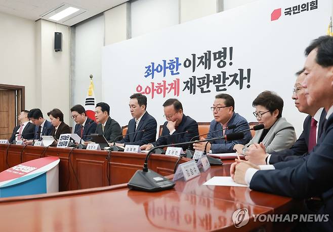 국민의힘 최고위원회의, 발언하는 장동혁 대표 (서울=연합뉴스) 신현우 기자 = 국민의힘 장동혁 대표가 22일 국회에서 열린 최고위원회의에 참석해 발언하고 있다. 2026.10.22 nowwego@yna.co.kr
