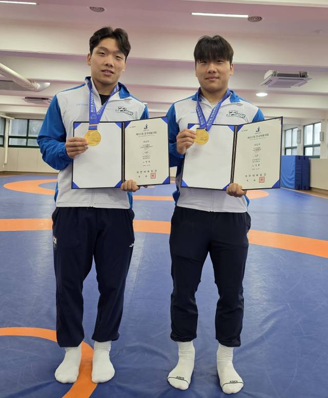 제107회 전국체전에서 동반 금메달을 딴 쌍둥이 레슬링 선수인 노병환(오른쪽)·병현 형제.부산시레슬링협회 제공