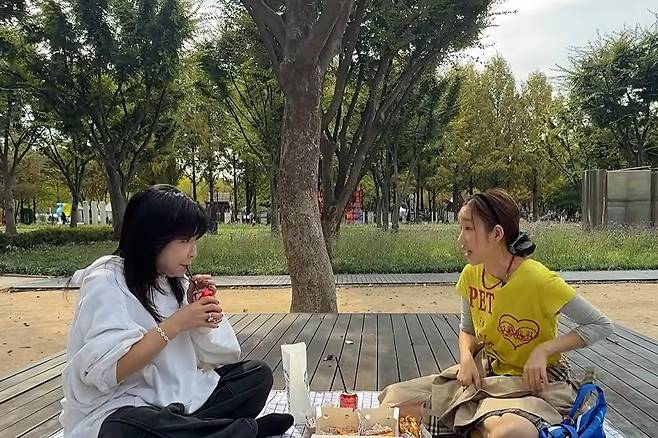 The conversation also turned to family stories. Ha Joo-yeon introduced her mother as a graduate of Seoul Arts High School who majored in Korean dance, and revealed that her father is actor Ha Jae-young. When Noh Sa-yeon expressed surprise, saying, That man was really cool, Ha Joo-yeon replied, He is still the same.Ha Joo-yeon joined Jewelry as a member of the third generation in 2008 and was active until she left the group in 2014 when her exclusive contract ended.