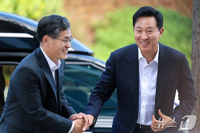 오세훈 서울시장이 동행안심벨 대응체계를 점검하기 위해 26일 서울 양천구 CCTV 관제센터에 도착, 이기재 구청장과 인사하고 있다. 2026.10.26 ⓒ 뉴스1 안은나 기자