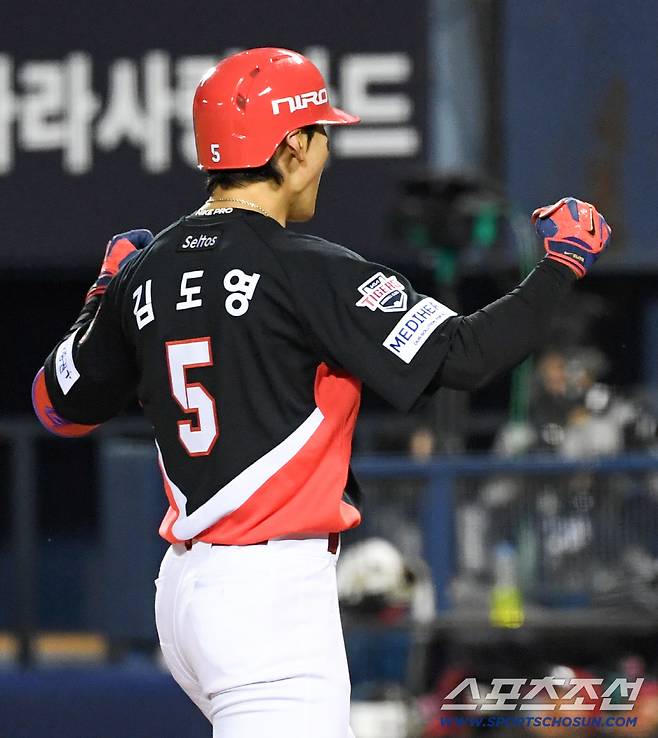 20일 잠실구장에서 열린 LG 트윈스와 KIA 타이거즈의 준PO 3차전. 2회초 1사 만루 KIA 김도영이 만루포를 날린 뒤 환호하고 있다. 잠실=박재만 기자 pjm@sportschosun.com/2026.10.20/