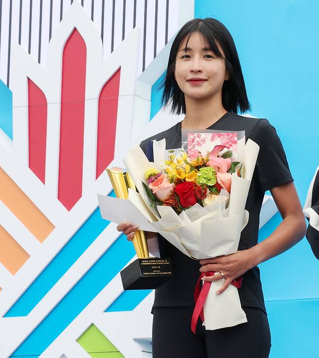 춘천마라톤 80주년을 맞이한 25일 오전 강원 춘천시에서 열린 2026 춘천마라톤에서 여자부 1위를 차지한 김도연이 기념촬영을 하고 있다. 2026.10.25 /박성원 기자