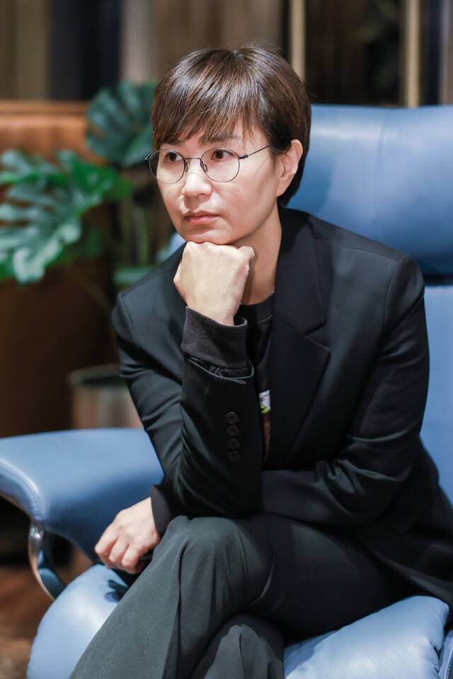 ‘두 개의 문’ ‘공동정범’ 등 사회적 이슈와 메시지를 던지는 다큐를 만들어온 김일란 감독이 이번엔 실험적 형식이 돋보이는 ‘에디 앨리스: 테이크’를 선보인다. 시네마달 제공