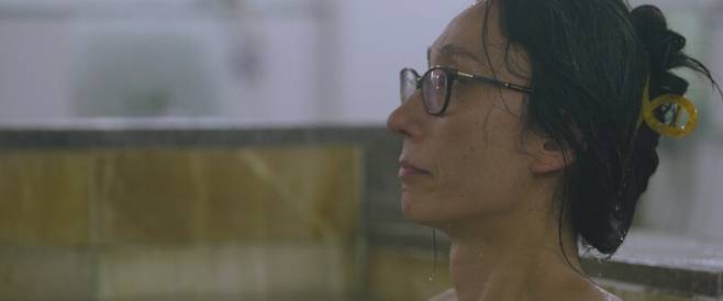 영화 속 앨리스는 ‘난생처음’ 목욕탕에 간다. 욕탕에 몸을 담근 그는 끝내 눈물을 보인다. 시네마달 제공