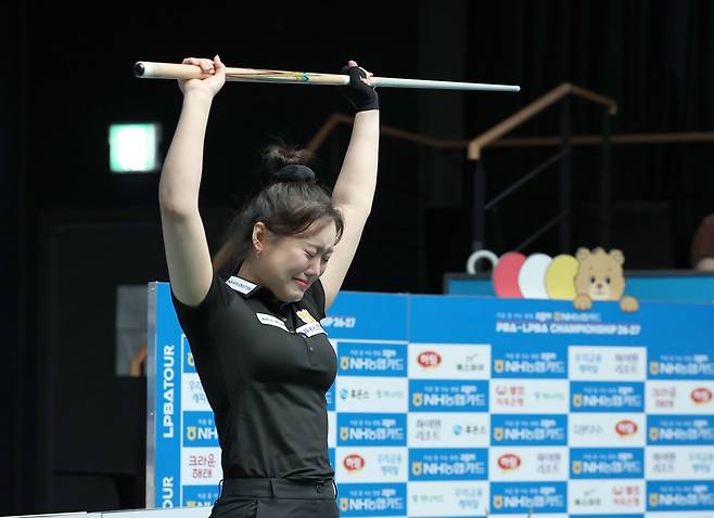 25일 김보미가 우승을 확정하고 큐를 들어올리고 기뻐하고 있다. 사진=PBA