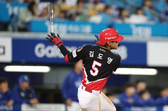 26일 대구 삼성라이온즈파크에서 열린 2026 KBO 포스트시즌 플레이오프 삼성 라이온즈 대 KIA 타이거즈 1차전. 3회 초 2사 때 KIA 김도영이 1루타를 치고 있다. <저작권자 ⓒ 1980~2026 ㈜연합뉴스. 무단 전재 재배포 금지, AI 학습 및 활용 금지>