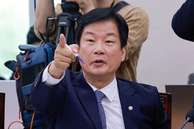 26일 국회 법제사법위원회에서 열린 법무부, 고위공직자범죄수사처, 대법원(법원행정처) 등에 대한 종합감사에서 더불어민주당 박균택 의원이 본인을 포함해 민주당 법사위원 등 의원들을 언급하며 질의한 국민의힘 김민전 의원에게 항의하고 있다. 2026.10.26 [사진=연합뉴스]
