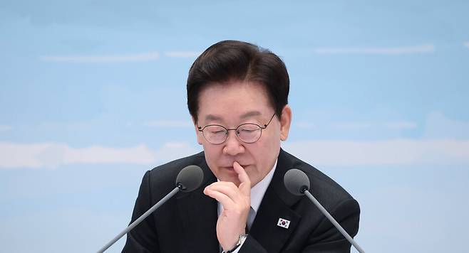 이재명 대통령이 26일 청와대에서 열린 농어민과의 대화 행사에서 생각에 잠긴 듯한 표정을 하고 있다. 연합뉴스