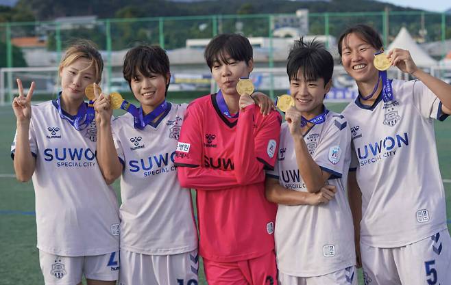 수원FC 위민 선수단이 22일 서귀포축구공원에서 열린 제107회 전국체육대회 여자축구 결승에서 우승을 차지한 뒤 기념촬영을 하고 있다. 수원FC 제공