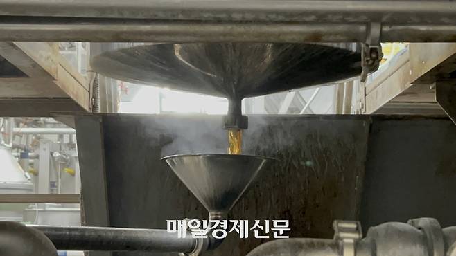 커피 원액이 추출되는 모습. [변덕호 기자]