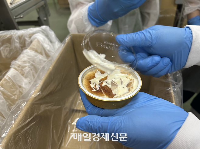 겉면을 갓 구워낸 브륄레 밀크. 열을 받은 아이스크림은 표면이 살짝 녹아 있다. 이후 다시 냉동 과정을 거쳐 완제품으로 완성된다. [변덕호 기자]
