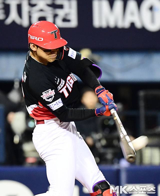 20일 오후 서울 잠실야구장에서 2026 신한 SOL KBO 포스트시즌(PS) KIA 타이거즈와 LG 트윈스의 준플레이오프(준PO·5전3선승제) 3차전이 열렸다. 2회초 1사 만루에서 KIA 김도영이 만루홈런을 치고 있다. 사진=김영구 기자