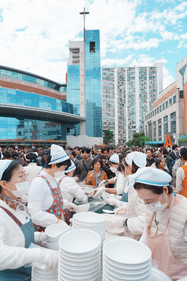지난 25일 서울 강동구 명성교회에서 열린 추수감사절 국밥나눔 행사에서 성도들이 배식  준비를 하고 있다. 명성교회 제공
