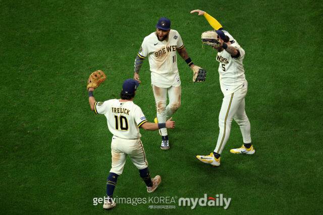 밀워키 선수들이 월드시리즈 2차전 승리 후 기뻐하고 있다./게티이미지코리아