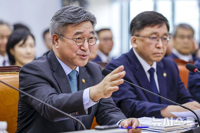 [서울=뉴시스] 정병혁 기자 = 윤호중 행정안전부 장관이 26일 서울 여의도 국회에서 열린 행정안전위원회 종합감사에서 질문에 답하고 있다. 2026.10.26. jhope@newsis.co
