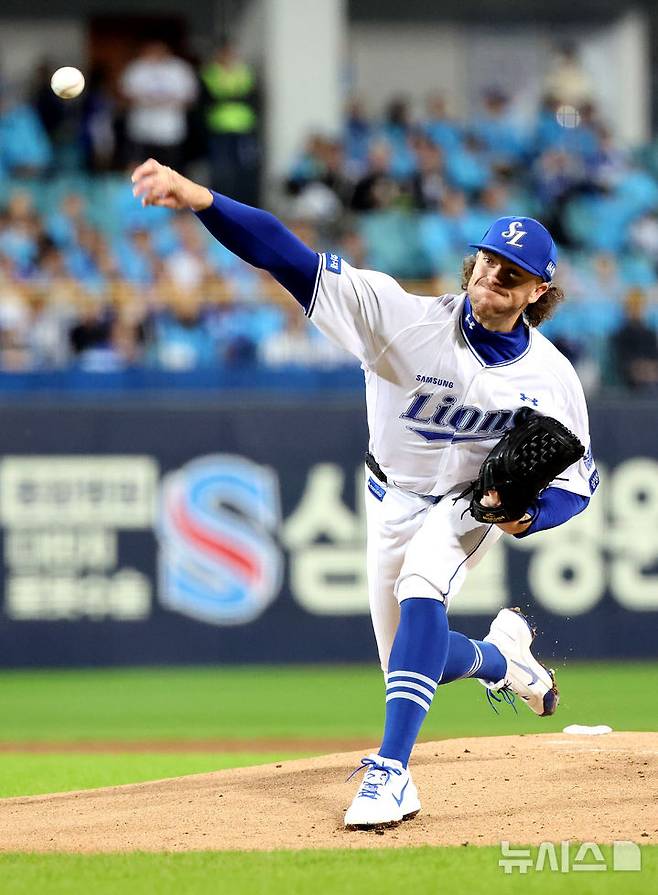 [대구=뉴시스] 이무열 기자 = 26일 대구 수성구 삼성라이온즈파크에서 열린 2026 신한 SOL KBO 포스트시즌 플레이오프 1차전 KIA 타이거즈와 삼성 라이온즈 경기, 1회초 삼성 선발투수 페덱이 공을 던지고 있다. 2026.10.26. lmy@newsis.com