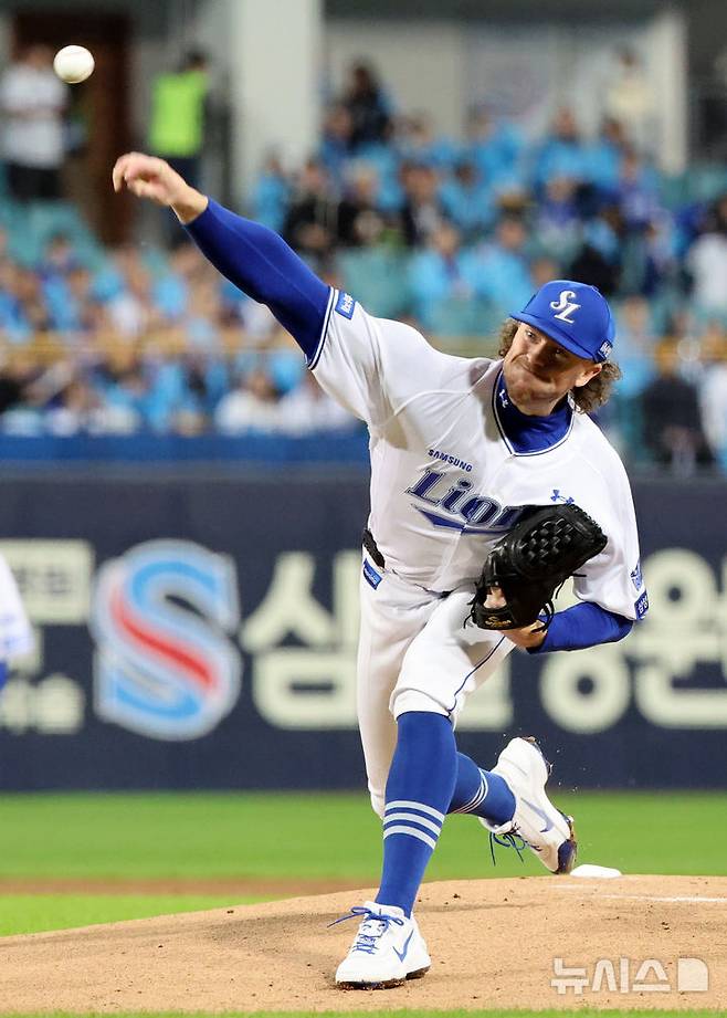 [대구=뉴시스] 이무열 기자 = 26일 대구 수성구 삼성라이온즈파크에서 열린 2026 신한 SOL KBO 포스트시즌 플레이오프 1차전 KIA 타이거즈와 삼성 라이온즈 경기, 1회초 삼성 선발투수 페덱이 공을 던지고 있다. 2026.10.26. lmy@newsis.com