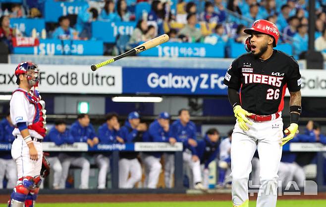 [대구=뉴시스] 이무열 기자 = 26일 대구 수성구 삼성라이온즈파크에서 열린 2026 신한 SOL KBO 포스트시즌 플레이오프 1차전 KIA 타이거즈와 삼성 라이온즈 경기, 3회초 2사 주자 1루 상황에서 KIA 카스트로가 투런 홈런을 친 뒤 기뻐하고 있다. 2026.10.26. lmy@newsis.com
