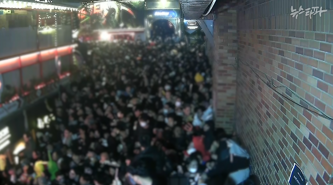 오후 10시 15분 '이태원 참사' 발생 골목의 모습. 골목 후면에서 갑자기 들이닥친 인파로 시민 수십 명이 한꺼번에 넘어지며 압사가 시작됐다.&nbsp;