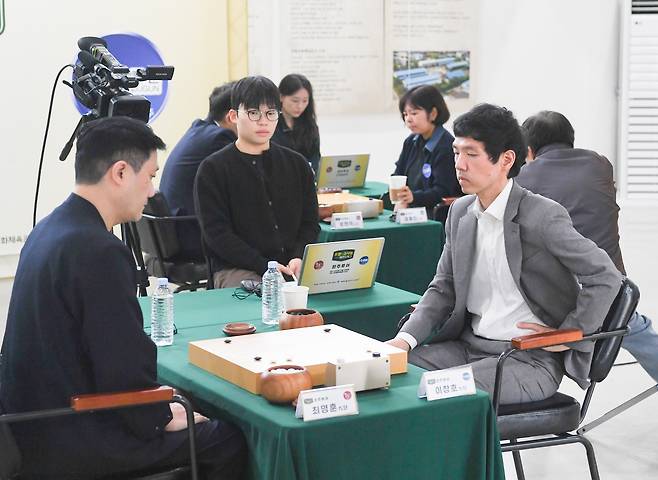 이창호 9단(오른쪽)이 최명훈 9단에게 승리하며 개인 통산 2,000승을 달성했다. [한국기원 제공]